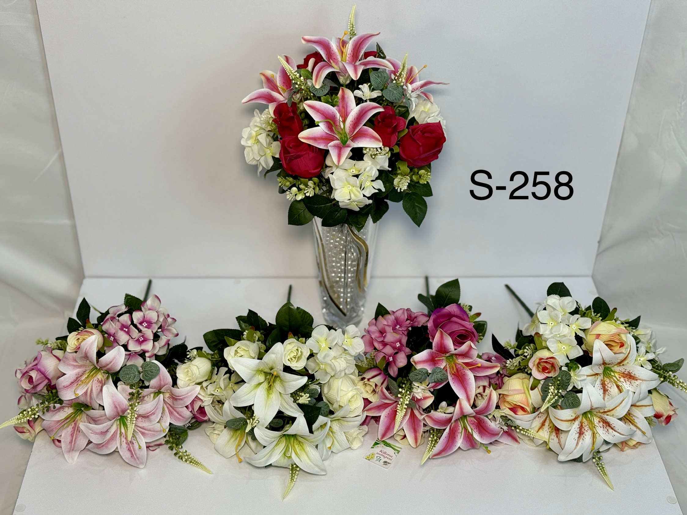 Штучний букет S-258, Троянди, лілії та гіпсофіли Штучний букет S-258, Троянди, лілії та гіпсофіли
