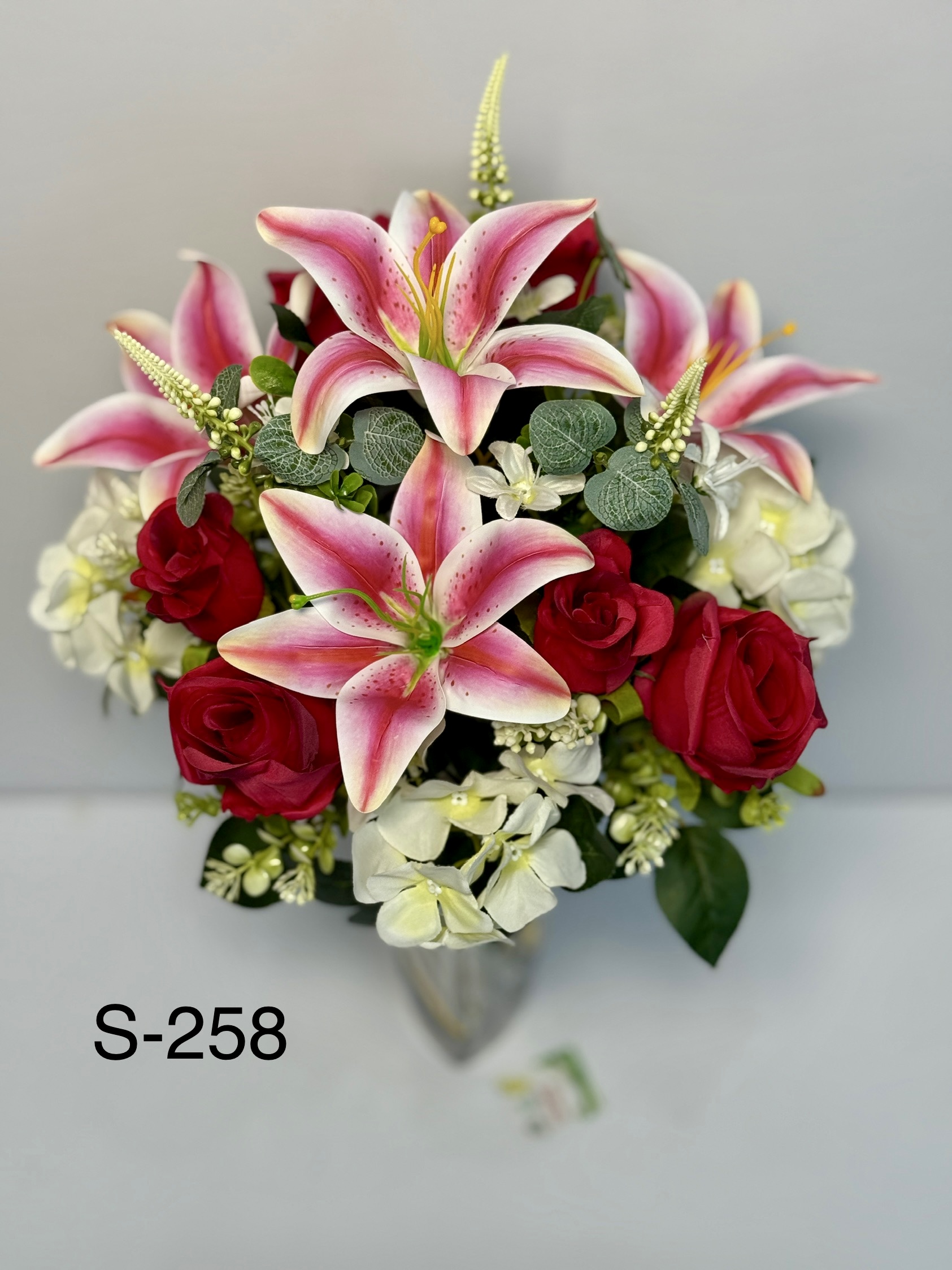 Штучний букет S-258, Троянди, лілії та гіпсофіли Штучний букет S-258, Троянди, лілії та гіпсофіли