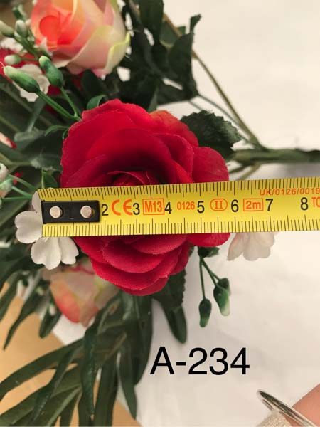 Искусственный букет A-234 «Бутоны роз с маленькими украшениями»  