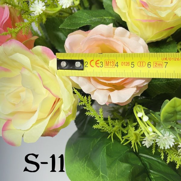 Штучний букет S-11, Троянди з пластмасовими прикрасами  