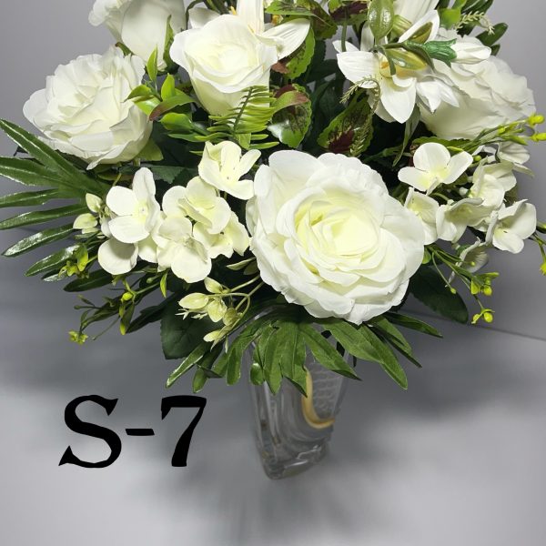 Штучний букет S-7, Троянди з плюмеріями та пластмасовими прикрасами  