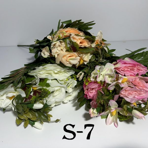 Штучний букет S-7, Троянди з плюмеріями та пластмасовими прикрасами  